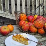 Krümelkuchen mit Apfel und Sahne